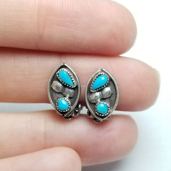 Vintage Silver Tone and Blue Stone Cabochon Clip On Earrings, Unsigned Estate - Picture 5 of 6